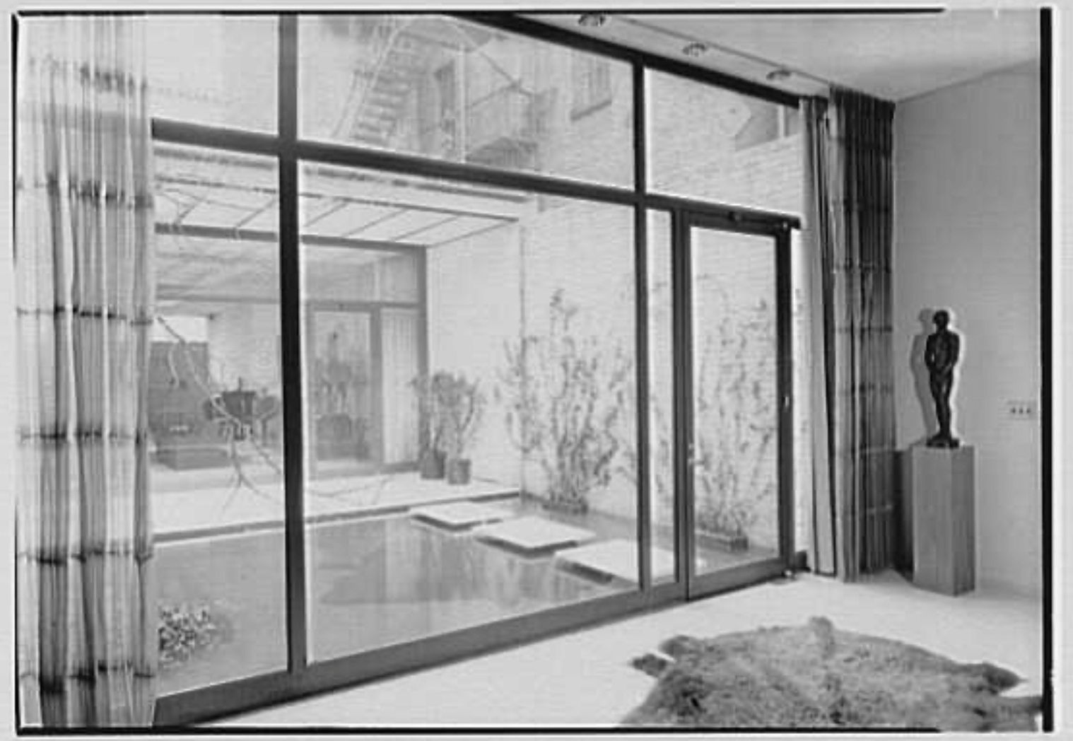 The open-air pond connecting the bedroom to the living room in the 1950s